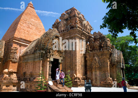 Po Nagar è un Cham torre di tempio situato nel medievale principato di Kauthara vicino a Nha Trang, Vietnam. Foto Stock