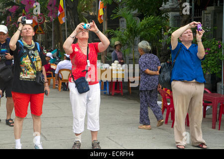 Turisti russi che utilizzano telecamere a Nha Trang, Vietnam. Foto Stock