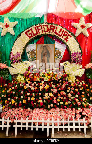 Nostra Signora di Guadalupe altare presso il fiore Mart downtown Los Angeles, California, Stati Uniti d'America Foto Stock