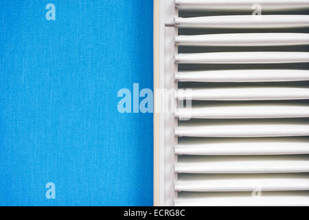Veicolo pulito il filtro dell'aria frammento blu su materiale tessile sfondo Foto Stock