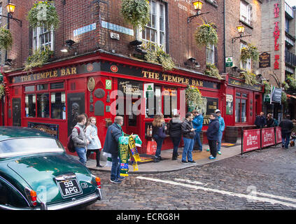 Irlanda, Dublino, Temple Bar, esterno del Temple Bar all'angolo di Essex Street e Temple Lane East. Foto Stock