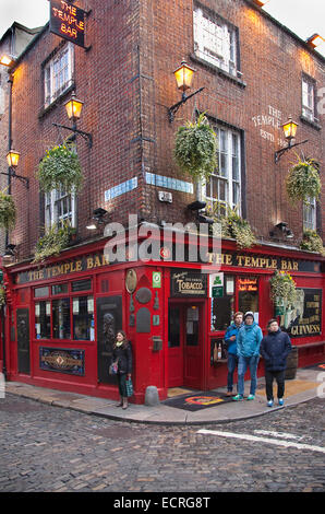 Irlanda, Dublino, Temple Bar, esterno del Temple Bar all'angolo di Essex Street e Temple Lane East. Foto Stock