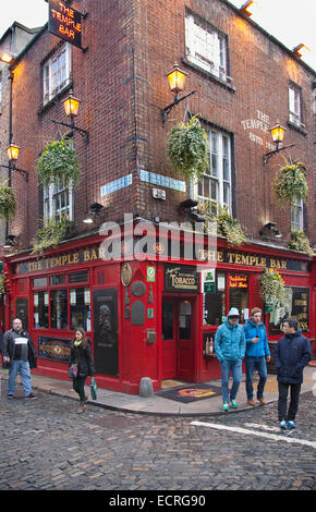 Irlanda, Dublino, Temple Bar, esterno del Temple Bar all'angolo di Essex Street e Temple Lane East. Foto Stock