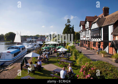 Swan Inn dal fiume Bure a Horning, Norfolk Foto Stock