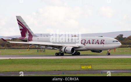 Qatar Airways Airbus A330, il rullaggio sull'Aeroporto Internazionale di Manchester. Foto Stock