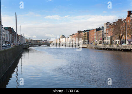 Irlanda, Dublino, vista lungo il fiume Liffey verso i quattro giudici.. Foto Stock