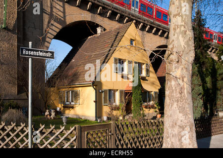 Piccola casa indipendente sotto un viadotto, ferrovia urbana, ROSENSTEINSTRASSE, Stoccarda, BADEN-WURTTEMBERG, Germania Foto Stock