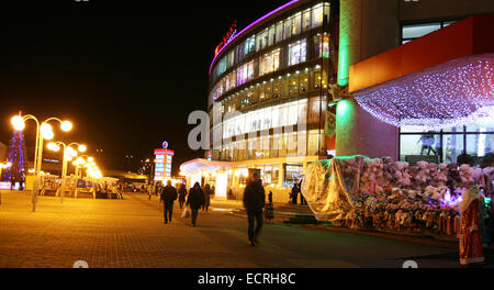 Vista di natale del centro commerciale sulla Piazza della Rivoluzione. Questo è un luogo molto popolare per lo shopping, di riposo e di riunione. Foto Stock