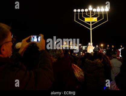 Praga, Repubblica Ceca. Xviii Dicembre, 2014. La prima candela è stata accesa al candelabro per avviare la festa ebraica di Hanukkah a Praga, nella Repubblica ceca il 18 dicembre 2014. Credito: Roman Vondrous/CTK/Alamy Live News Foto Stock