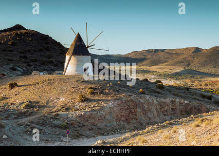 Mattina presso il mulino a vento del genovese, San Jose, Almeria, Andalusia, Spagna. Parco Naturale Cabo de Gata. Foto Stock