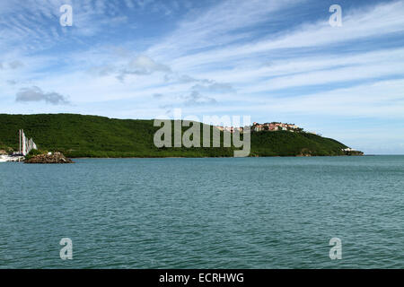 Una vista di Puerto Rico dall'oceano. Foto Stock