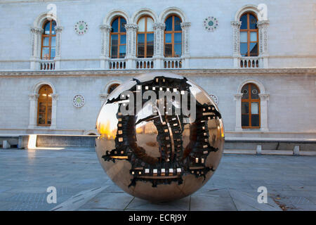 Irlanda, Dublino Trinity College, Arnaldo Pomodoro sfera entro una sfera scultura al di fuori della libreria di Berkeley. Foto Stock