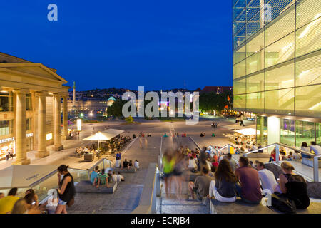 Giovani, KOENIGSBAU EDIFICIO, KUNSTMUSEUM BUILDING, SCHLOSSPLATZ STUTTGART, BADEN-WURTTEMBERG, Germania Foto Stock