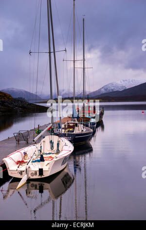 Piccole barche a vela sulla banca del Loch Leven. Glencoe Scotland Regno Unito Foto Stock