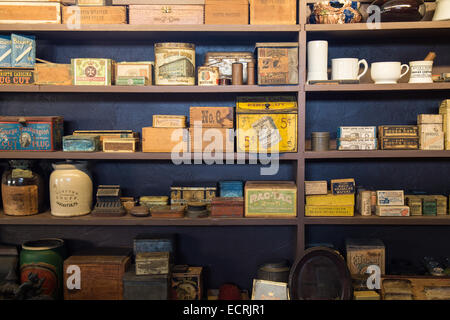 General merchandise offerto in vendita su un paese scaffale del negozio. Foto Stock