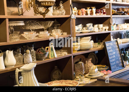 General merchandise offerto in vendita su un paese scaffale del negozio. Foto Stock