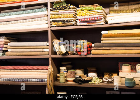 General merchandise offerto in vendita su un paese scaffale del negozio. Foto Stock