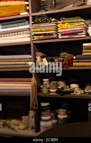 General merchandise offerto in vendita su un paese scaffale del negozio. Foto Stock