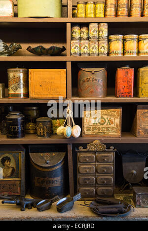 General merchandise offerto in vendita su un paese scaffale del negozio. Foto Stock