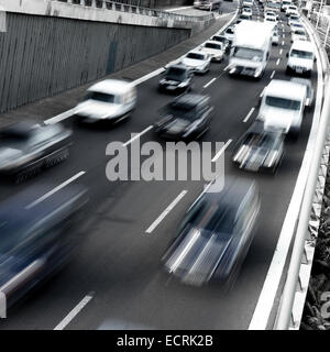 Il traffico su una autostrada di prima mattina Foto Stock