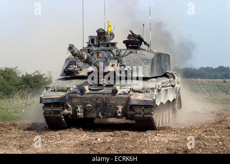 2 Challenger battaglia principale serbatoio (MBT) dell'esercito britannico in esercizio a Salisbury Plain zona di addestramento militare, Wiltshire, Regno Unito Foto Stock