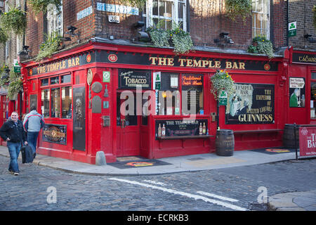 Irlanda, Dublino, Temple Bar, esterno del Temple Bar all'angolo di Essex Street e Temple Lane East. Foto Stock