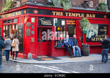 Irlanda, Dublino, Temple Bar, esterno del Temple Bar all'angolo di Essex Street e Temple Lane East. Foto Stock