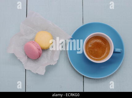 Blue tazzina e due macarons, vista dall'alto Foto Stock