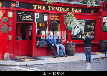 Irlanda, Dublino, Temple Bar, esterno del Temple Bar all'angolo di Essex Street e Temple Lane East. Foto Stock