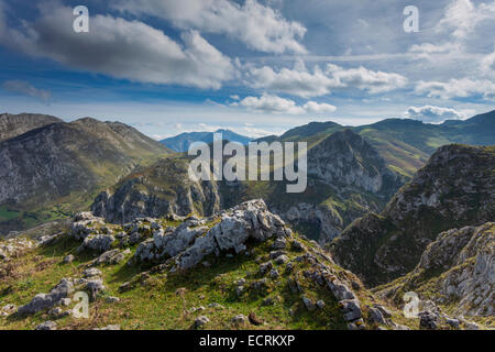 Ándara, orientale del massiccio del Parco Nazionale Picos de Europa nei pressi del villaggio di Beges, Cantabria, Spagna. Foto Stock