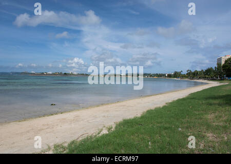 Stati federati di Micronesia, Isole Marianne, territorio statunitense di Guam, Hagatna (aka Agana). Lungomare spiaggia vista del Mare delle Filippine. Foto Stock