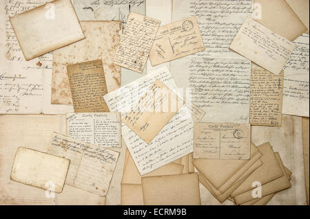 Vecchio lettere, handwritings, cartoline d'epoca, ephemera. grungy nostalgico sentimentale sullo sfondo della carta Foto Stock