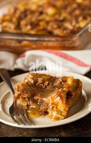 Dolci fatti in casa il budino di pane dolce con salsa di Brandy Foto Stock