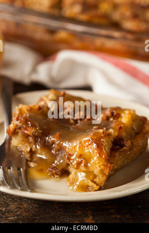 Dolci fatti in casa il budino di pane dolce con salsa di Brandy Foto Stock