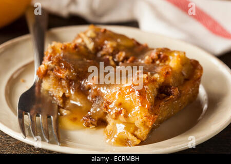 Dolci fatti in casa il budino di pane dolce con salsa di Brandy Foto Stock