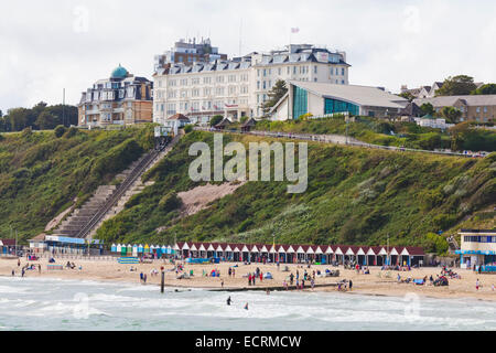 HIGHCLIFF Marriott Hotel, persone in spiaggia, BOURNEMOUTH, località balneare, DORSET, Inghilterra, Gran Bretagna Foto Stock