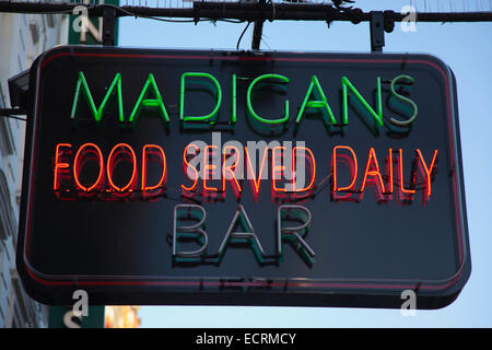 Irlanda, Dublino, insegna al neon fuori Madigans bar in Earl Street. Foto Stock