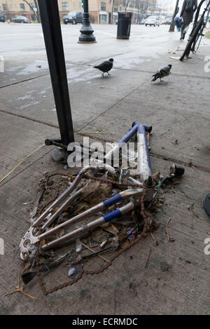 Il telaio di una bicicletta vandalizzato bloccato per un portabiciclette, Chicago. Foto Stock