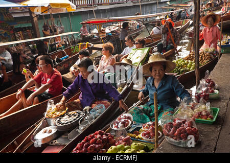 Vista orizzontale tra Mercato Galleggiante di Damnoen Saduak a Ratchaburi vicino a Bangkok. Foto Stock