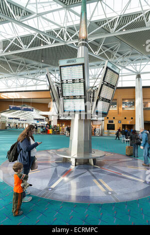 Scheda di gate nell atrio del terminal in aeroporto Internazionale di Portland, Oregon. Foto Stock