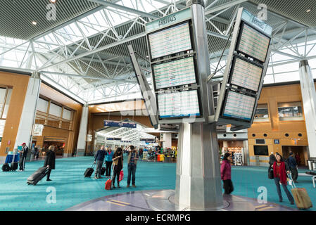 Scheda di gate nell atrio del terminal in aeroporto Internazionale di Portland, Oregon. Foto Stock