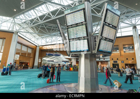 Scheda di gate nell atrio del terminal in aeroporto Internazionale di Portland, Oregon. Foto Stock