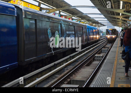 Orizzontale di ampio angolo di Bangkok il BTS skytrain rete di trasporti pubblici. Foto Stock