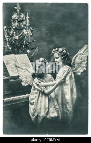 Bella angeli con ali bianche e albero di natale. vintage foto con pellicola originale del grano e la sfocatura Foto Stock