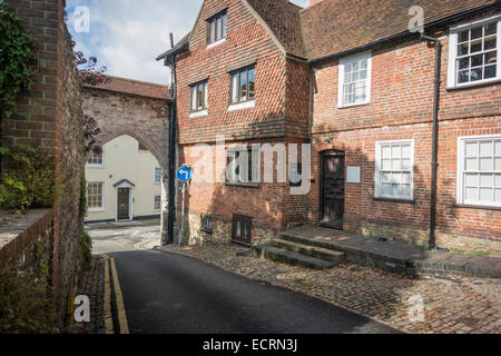 Il portone che conduce al castello, Guildford, Surrey, Regno Unito. Foto Stock