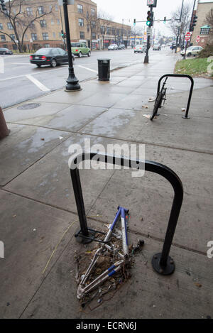 Il telaio di una bicicletta vandalizzato bloccato per un portabiciclette, Chicago. Foto Stock