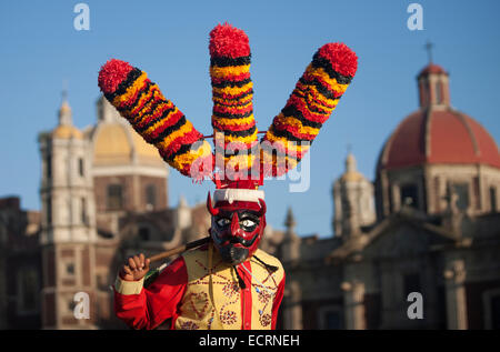 Un ballerino vestito da Saint James da Chocaman, Veracruz, Messico. La loro danza rappresenta la potenza di San Giacomo Apostolo contro Foto Stock