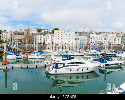 Imbarcazioni da diporto in Marina Victoria St Peter Port Guernsey nelle isole del Canale Foto Stock