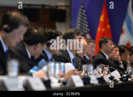 Chicago, Stati Uniti d'America. Xviii Dicembre, 2014. Cinese in visita il Vice Premier Wang Yang (4 L) parla alla XXV Assemblea Plenaria della Cina-STATI UNITI Commissione mista di commercio e scambi (JCCT) in Chicago, Stati Uniti, Dic 18, 2014. Il cinese e il governo americano funzionari il giovedì si è riunito per il commercio annuale colloqui in Chicago, una città negli Stati Uniti stato dell'Illinois, nella speranza di rafforzare la cooperazione futura potenziale. © Yin Bogu/Xinhua/Alamy Live News Foto Stock