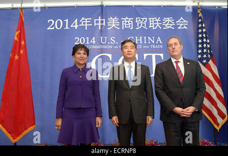 Chicago, Stati Uniti d'America. Xviii Dicembre, 2014. Cinese in visita il Vice Premier Wang Yang (C), U.S. Il segretario del commercio Penny Pritzker (L) e U.S. Rappresentante di commercio Michael Froman comportano per le foto prima della XXV Assemblea Plenaria della Cina-STATI UNITI Commissione mista di commercio e scambi (JCCT) in Chicago, Stati Uniti, Dic 18, 2014. Il cinese e il governo americano funzionari il giovedì si è riunito per il commercio annuale colloqui in Chicago, una città negli Stati Uniti stato dell'Illinois, nella speranza di rafforzare la cooperazione futura potenziale. © Yin Bogu/Xinhua/Alamy Live News Foto Stock